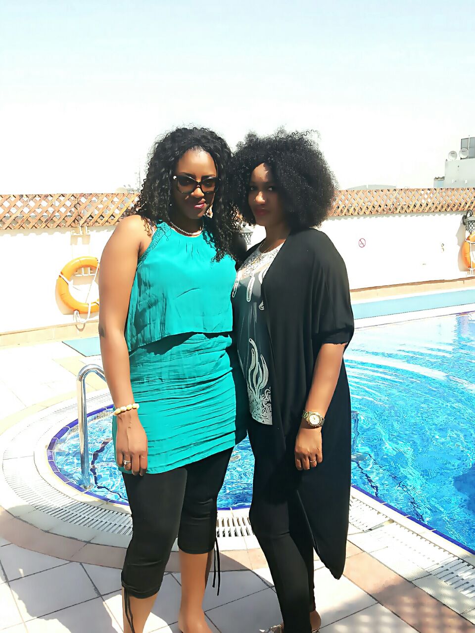 En vacance à Dubai, la douce moitié d'épouse du chanteur Pape Diouf en compagnie de sa copine Aminata de Mante Lajolie.