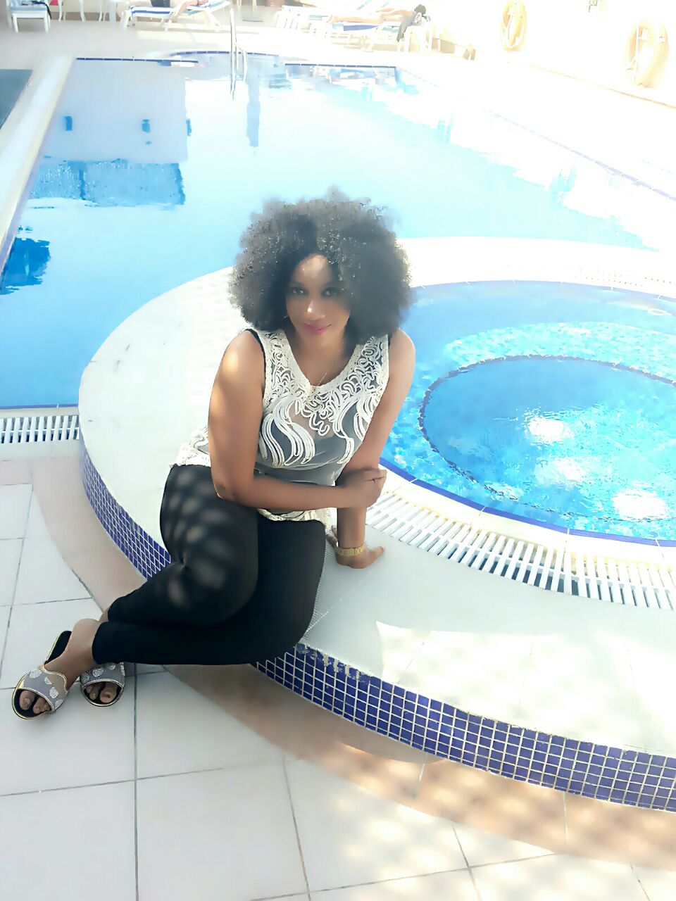 En vacance à Dubai, la douce moitié d'épouse du chanteur Pape Diouf en compagnie de sa copine Aminata de Mante Lajolie.