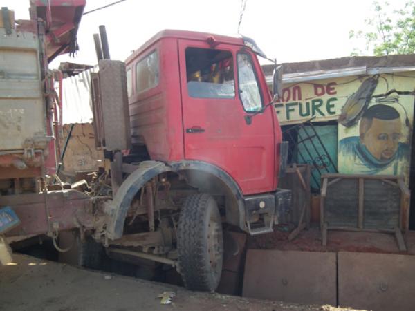 Tragédie à Guédiawaye : Un mendiant de 6 ans éventré par un camion, sous les yeux de son jumeau et de sa maman mendiante