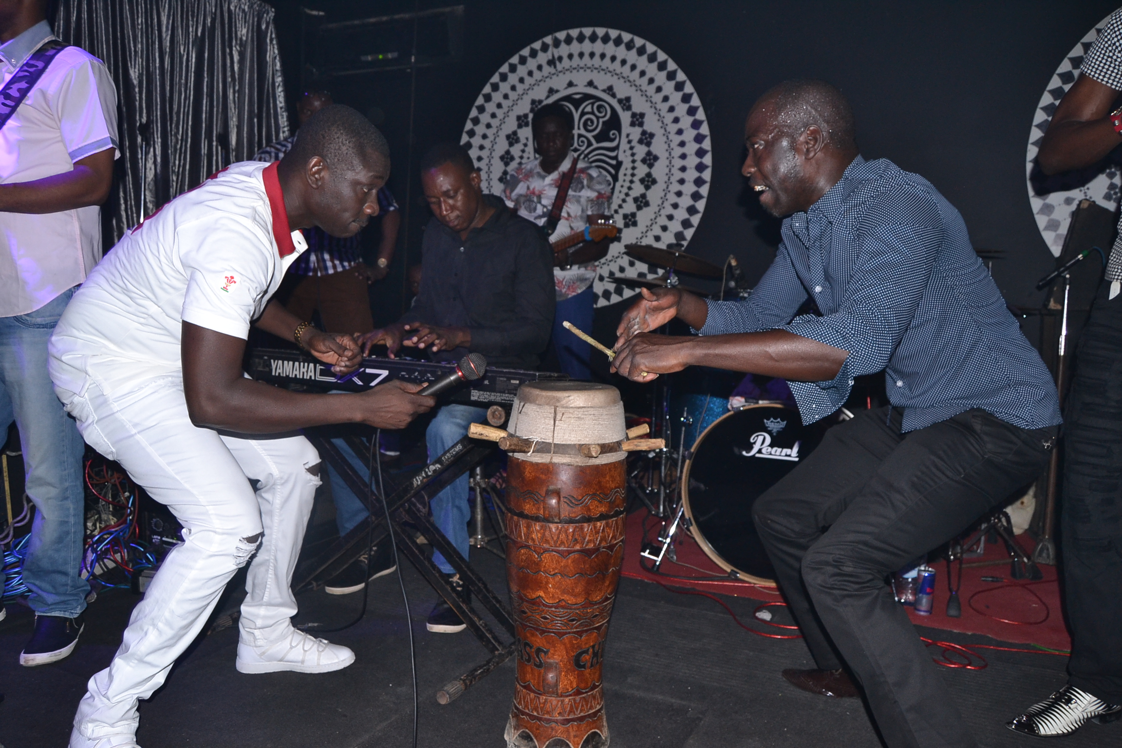 Quand Pape Diouf domine les dimanches aux Almadies, le Baramundi chauffe au rythme de la génération consciente.