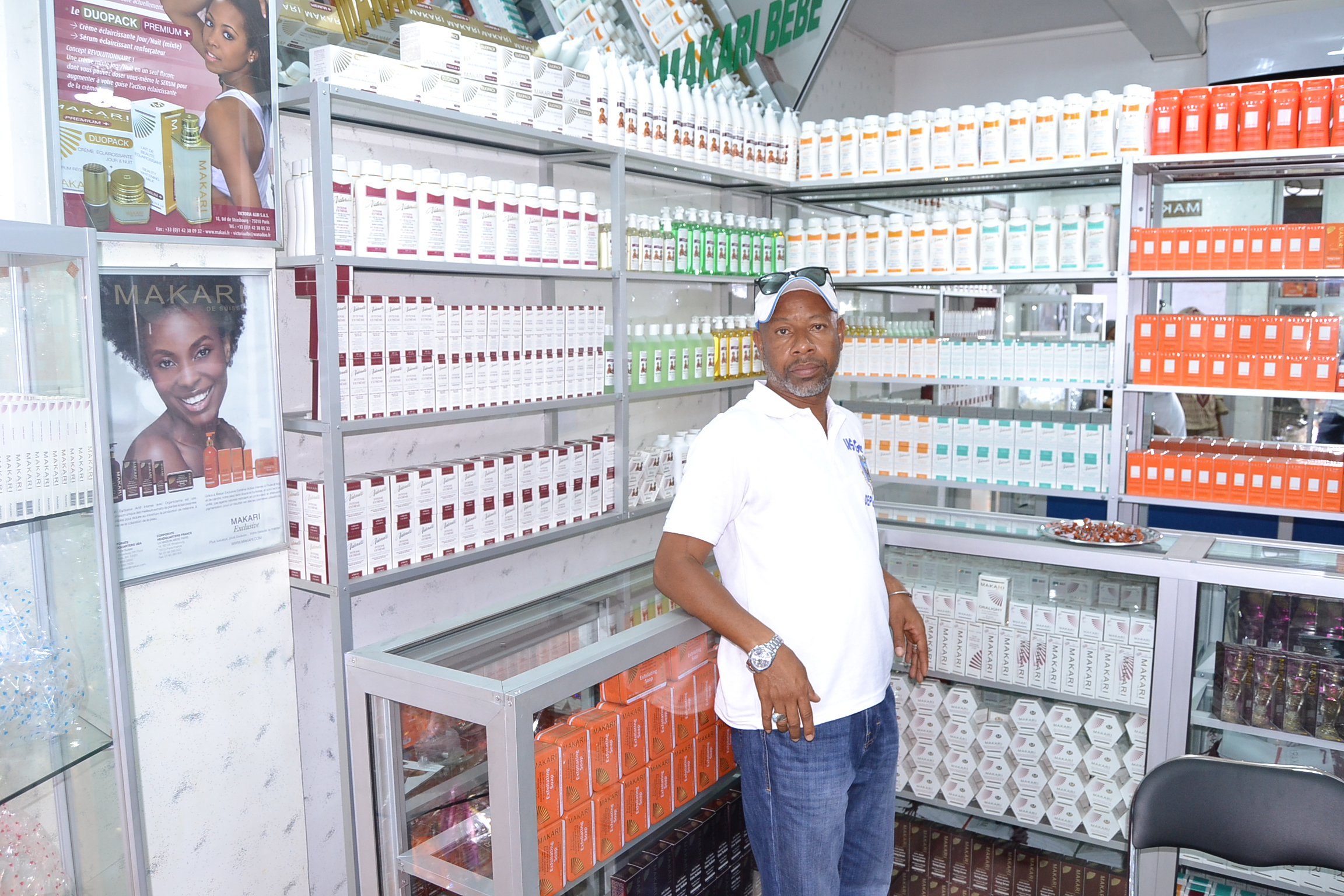 La marque MAKARI SUISSE arrive à Dakar, représentée par Esprit Cosmétique sise à Sacré Coeur à 300 m de la boulangerie Jaune. Pape Diouf et Waly Seck à l'inauguration.