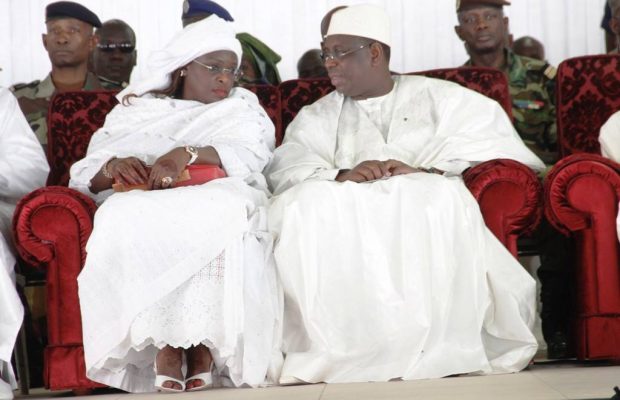 Le Président Macky Sall en toute complicité avec la Première dame..! Regardez !