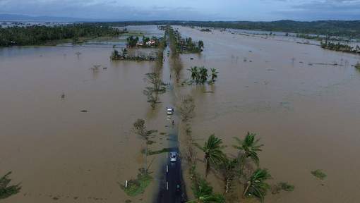 Au moins six morts et 18 disparus après un typhon aux Philippines