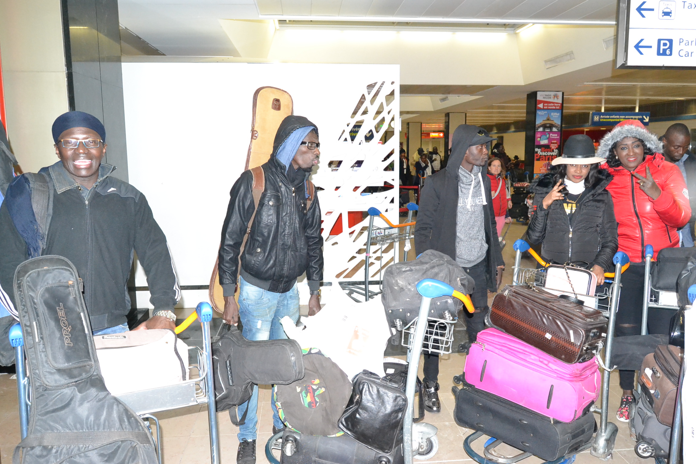 L'arrivée de Viviane Chidid et le Djoloff band à l'aéroport d'Orly Sud pour la soirée du 31 décembre au Palais des Congrés de Montreuil.