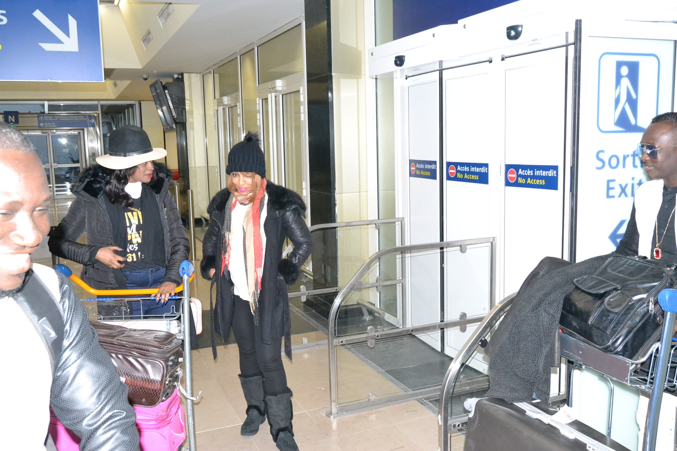 L'arrivée de Viviane Chidid et le Djoloff band à l'aéroport d'Orly Sud pour la soirée du 31 décembre au Palais des Congrés de Montreuil.