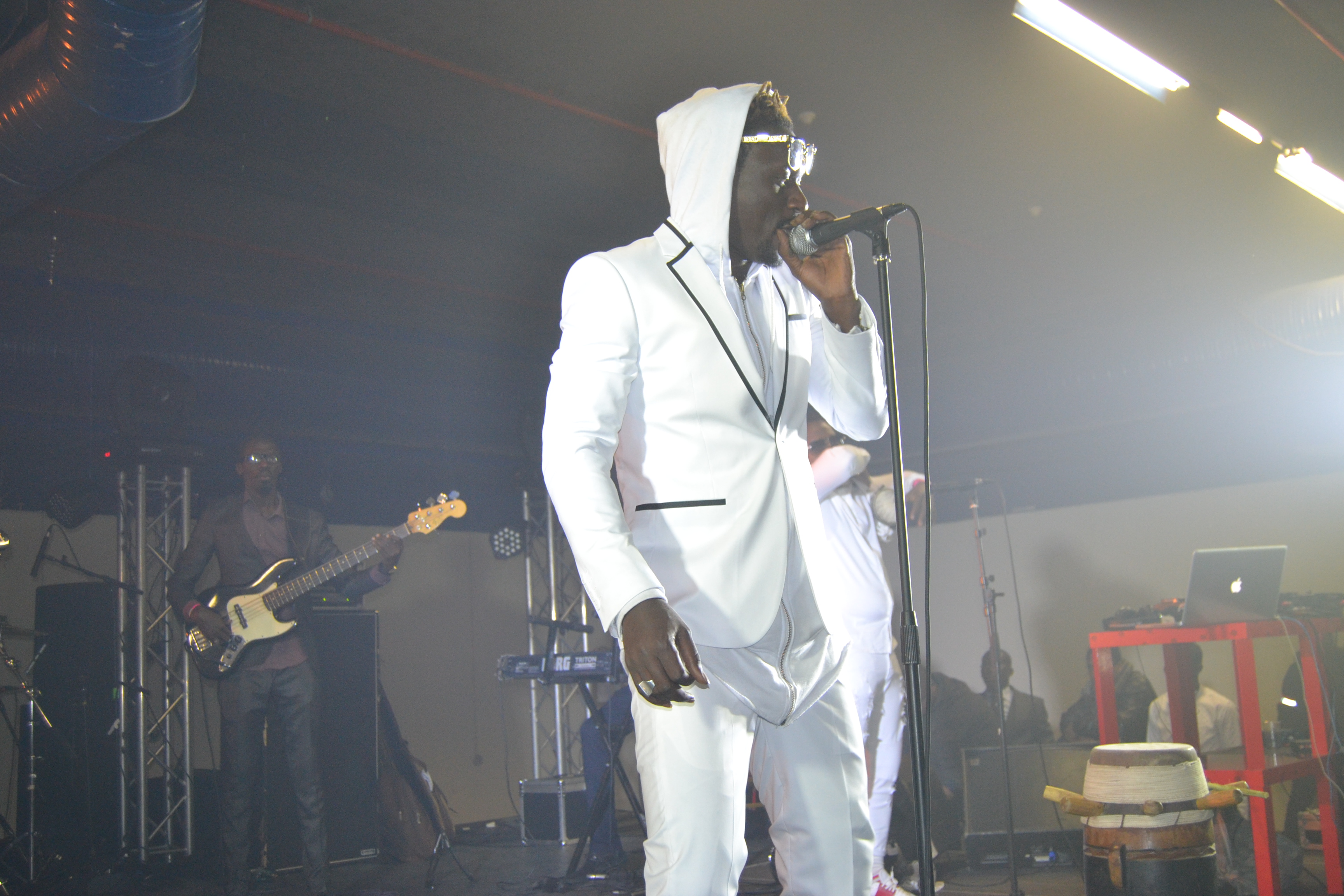 ST SYLVESTRE: Papa Ndiaye Thiopet met le feu devant les 2000 places du Palais des Congrés de Montreuil.