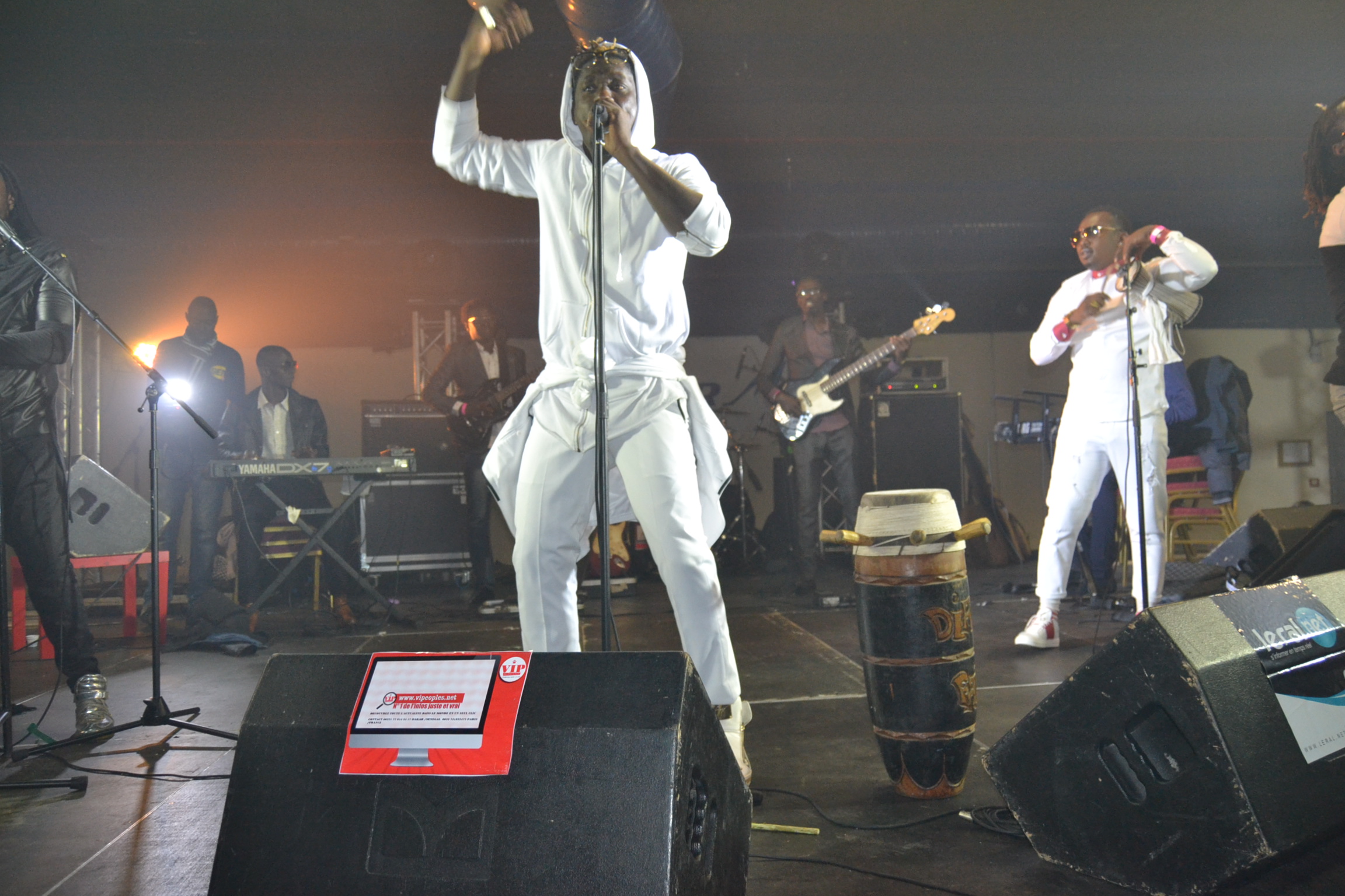 ST SYLVESTRE: Papa Ndiaye Thiopet met le feu devant les 2000 places du Palais des Congrés de Montreuil.