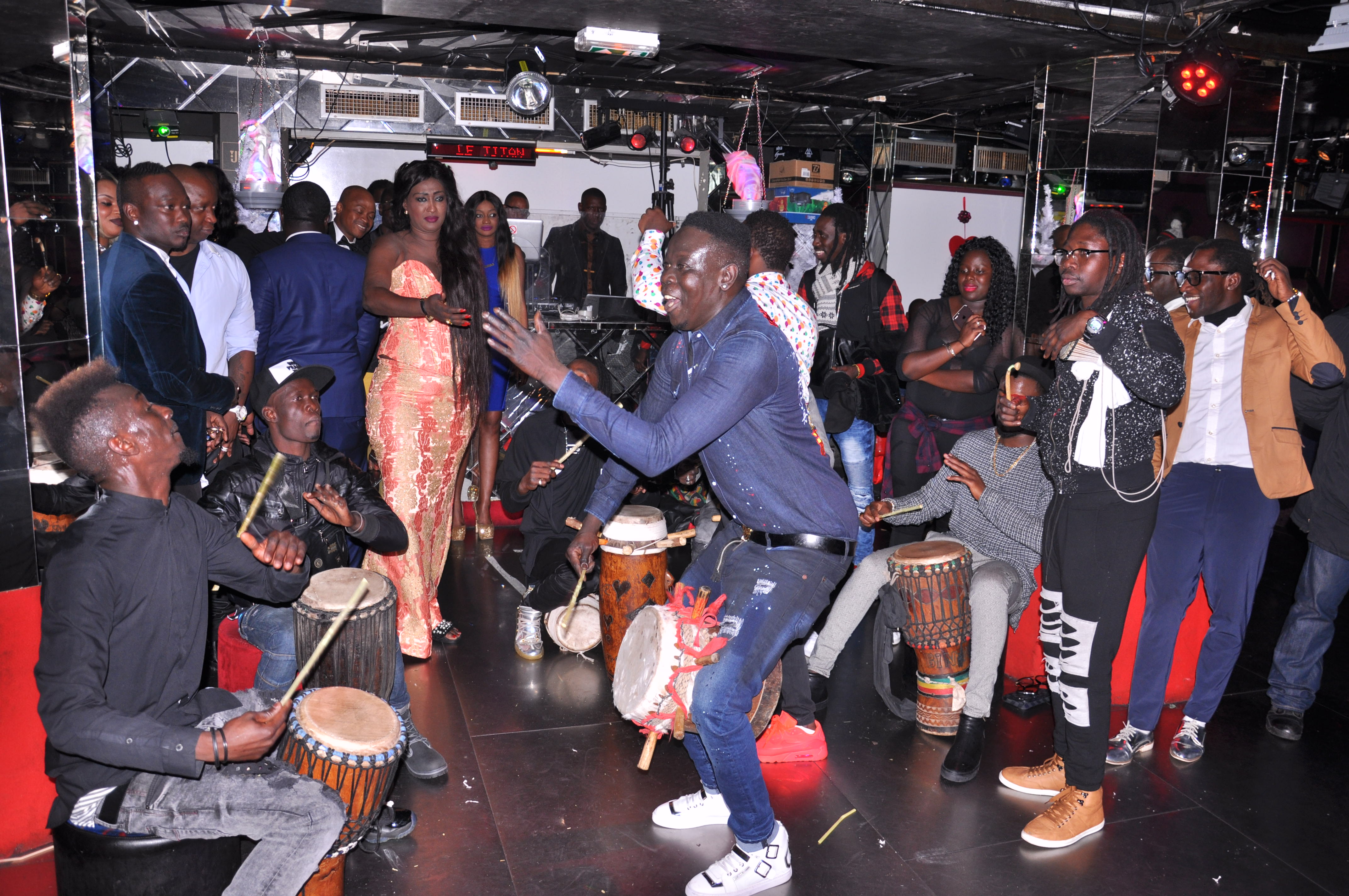 1er JANVIER: Rakhass TITAN, Pape Ndiaye Thiopet dans une torride ambiance envoie les Sénégalais de Paris aux AS. Regardez zt No Coment/