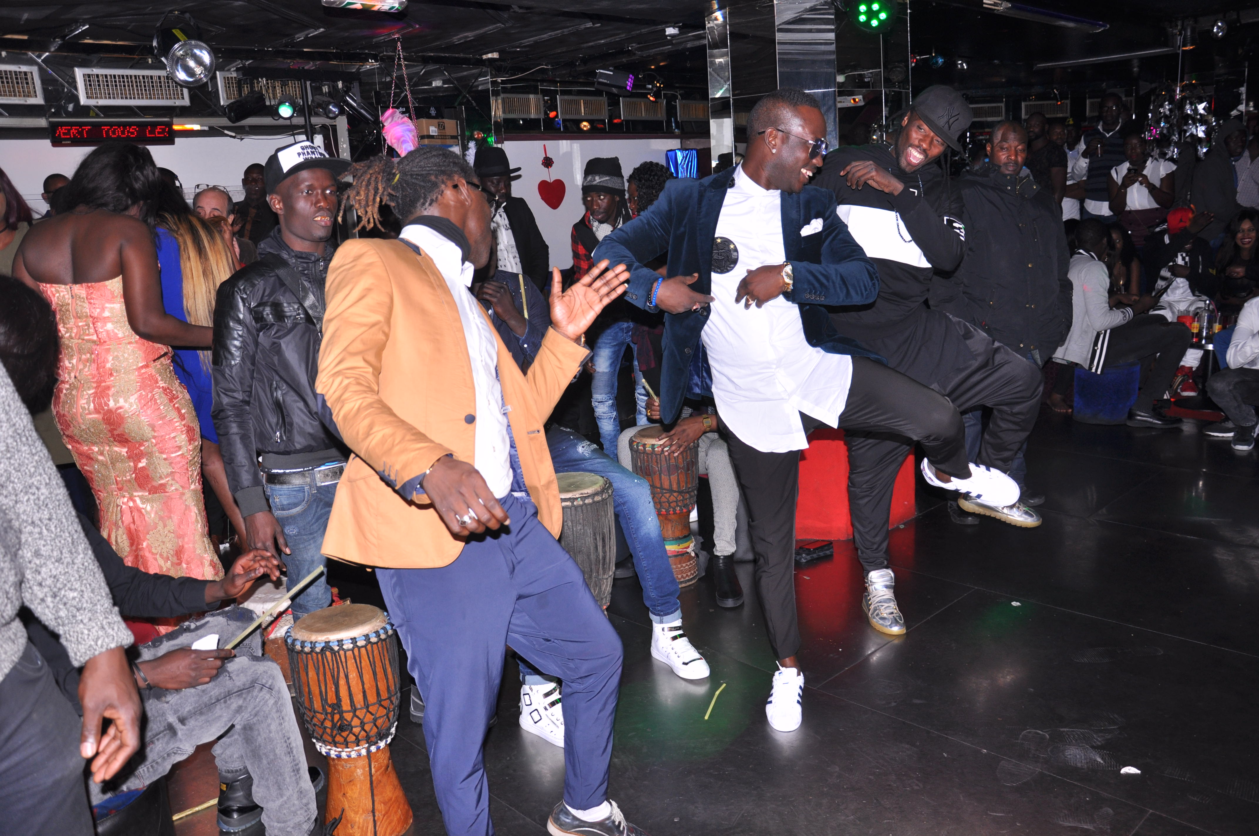 1er JANVIER: Rakhass TITAN, Pape Ndiaye Thiopet dans une torride ambiance envoie les Sénégalais de Paris aux AS. Regardez zt No Coment/