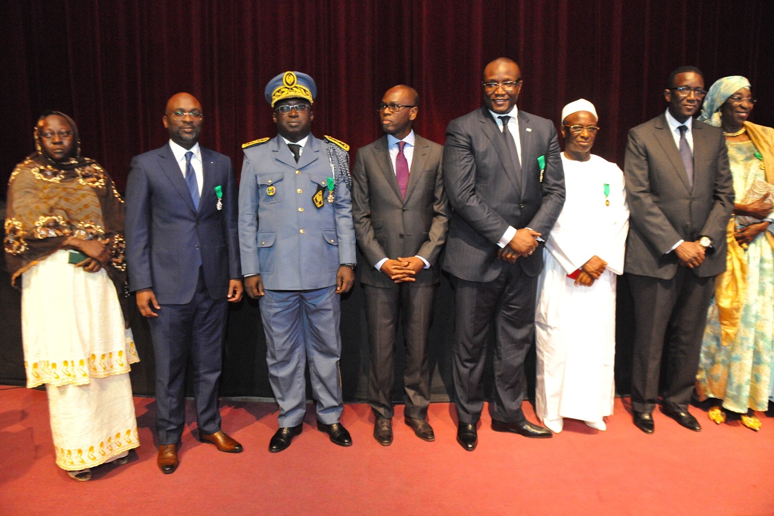 Amadou Bâ remet l'Ordre National du Lion à son frère Mouhammadou Makhtar Cissé
