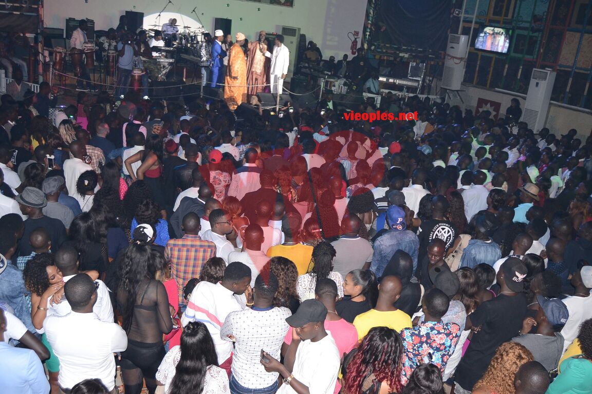 En image Waly Seck au Penc Mi, l'ambiance était au rendez-vous. Regardez