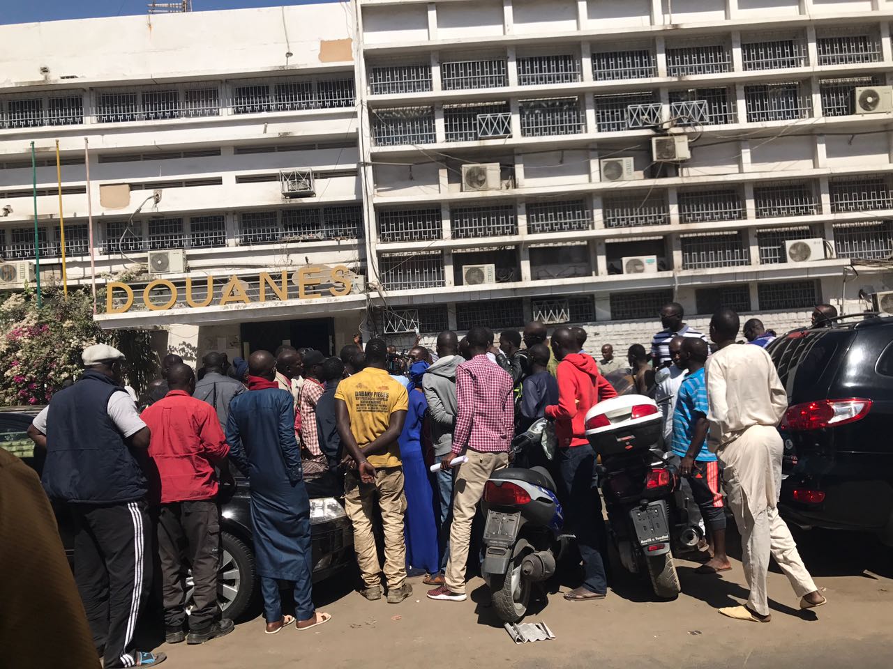 Marche: Les transitaires en colère contre le chef de subdivision des douanes de Mole 2 Ahmadou lamine Sarr.