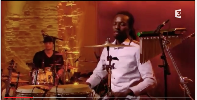 VIDEO: Pa Assane l'ex batteur de Yoro Ndiaye assure pour Youssou Ndour. REGARDEZ