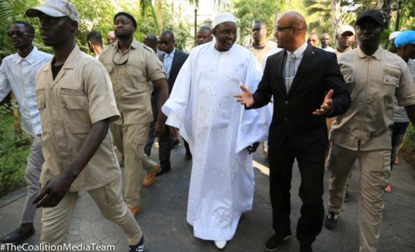Urgent: Adama Barrow à l’aéroport pour rallier la Gambie