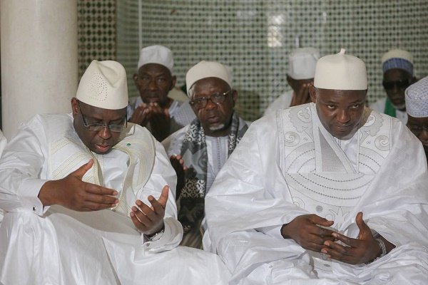 Les présidents Macky Sall et Barrow ont prié à la mosquée Omarienne. Regardez…