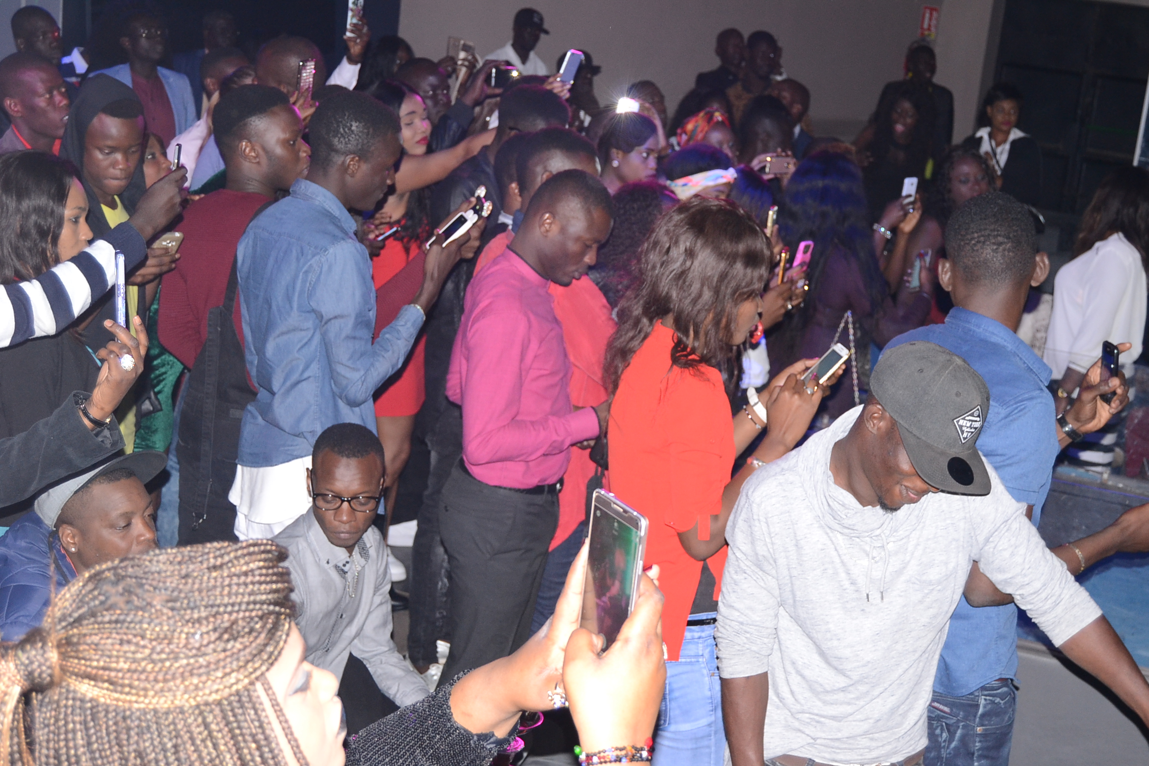Viviane CHIDID met le feu au SARABAA avec ses fans avant la sortie officielle de son album prévu le lundi 13 Fevrier.