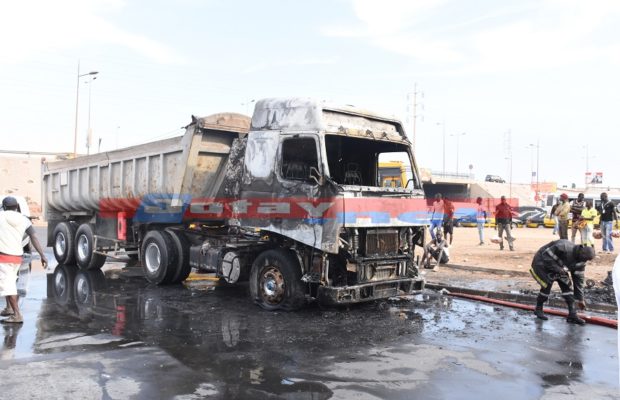 De retour d’une visite technique ce camion prend feu devant EMG, regardez les images