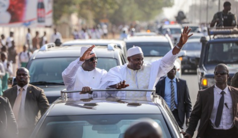 Fête d'indépendance de la Gambie: Accueil triomphal du Président Macky Sall par son homologue, Adama Barrow à Banjul (images)