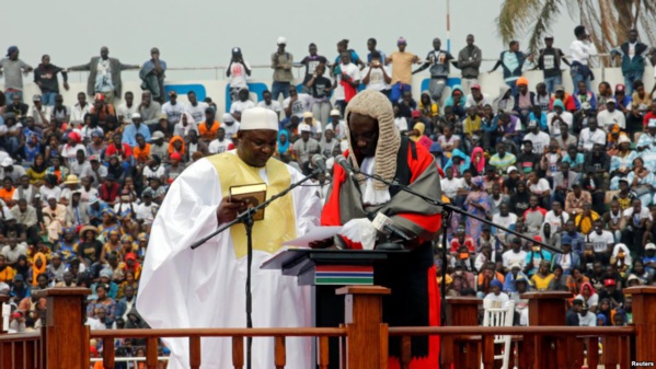 Adama Barrow libère tous les détenus sans jugement