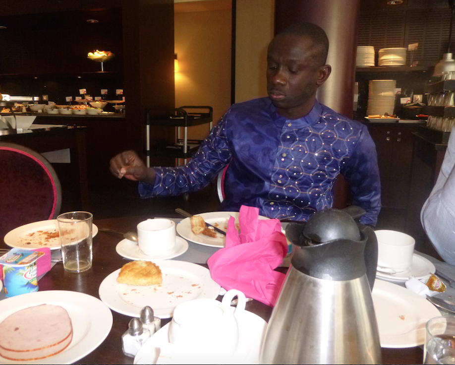 Petit déjeuner d'affaires, Pape Diouf en compagnie de ses partenaires pour la grande nuit dédiée aux Fans le 10 MARS au Grand Théâtre.