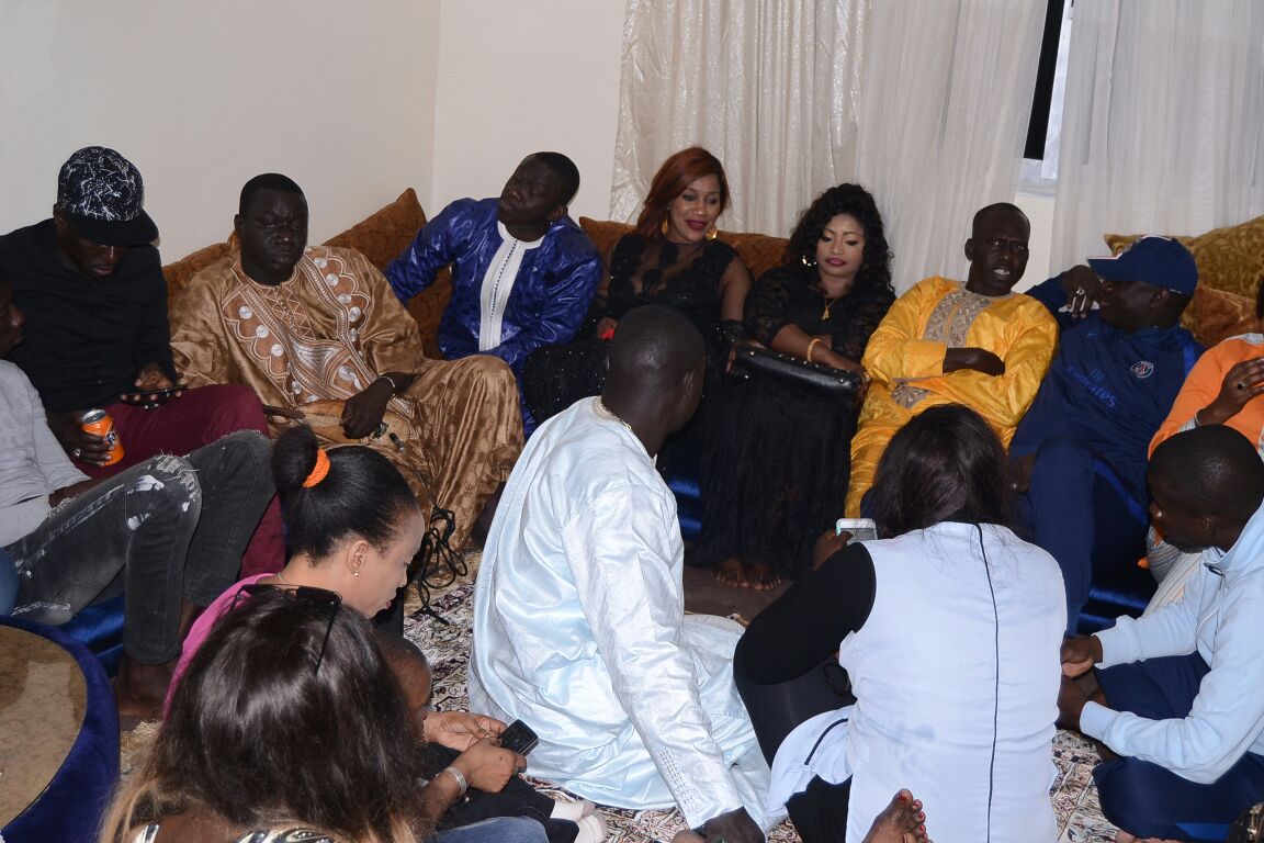 Drapeau Pape Diouf, Modou MBAYEde la 2 stv rend visite au parrain chez lui pour lespréparatifs du combat Boy Niang vs Gouy Gui.