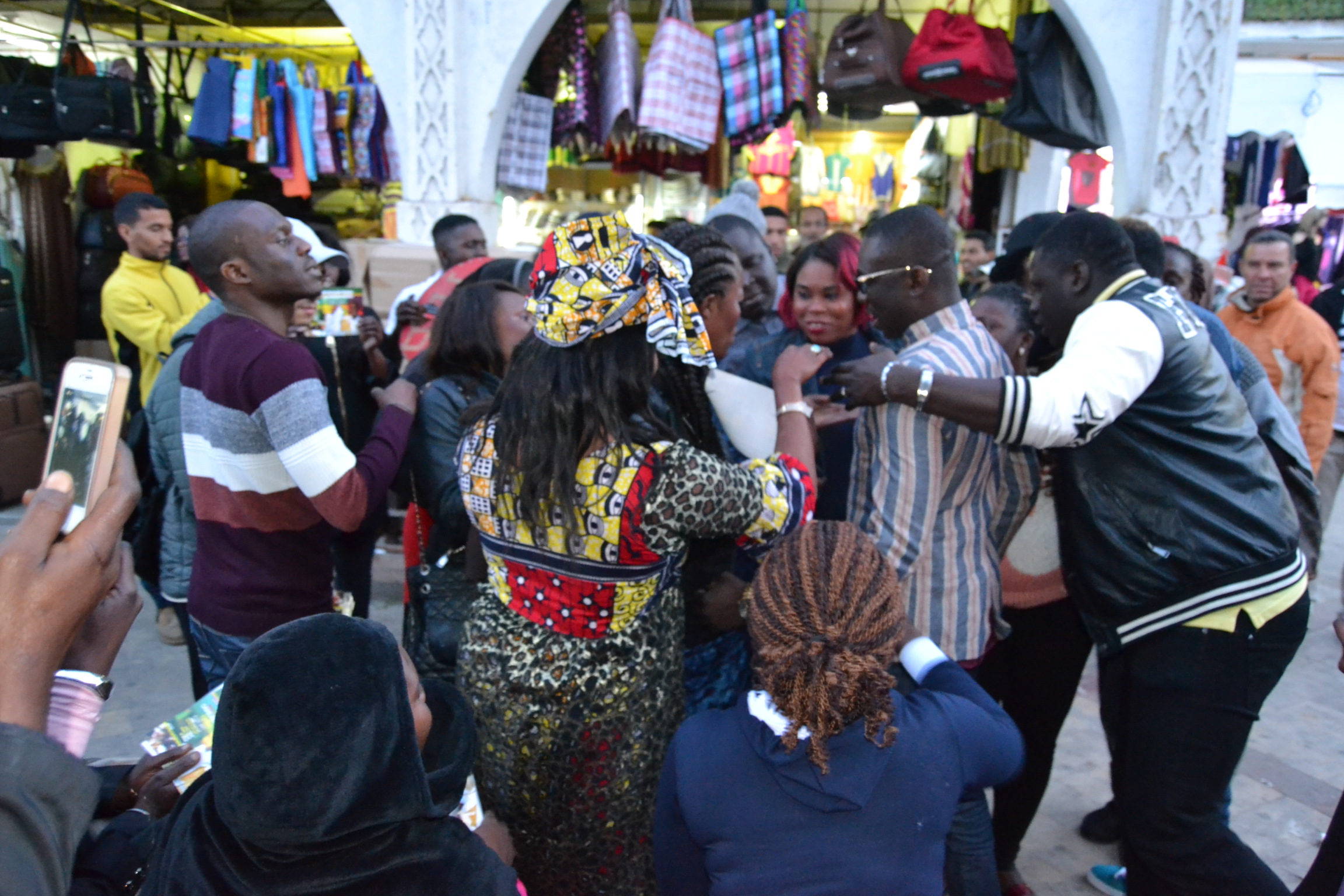 GRAND BÉGUÉ CASABLANCA: Pape Diouf rencontre les Sénégalais au marché Médina de Casa. Regardez