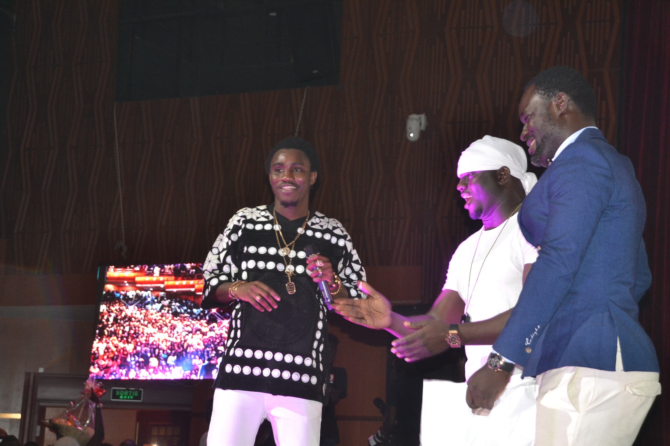 "SARGAL DJIGUENE YI" BAYE NDIAYE AL BOURAKH EVENTS, réussit le pari de la mobilisation: Waly Seck à guichet fermé assure le spectacle au grand théâtre.