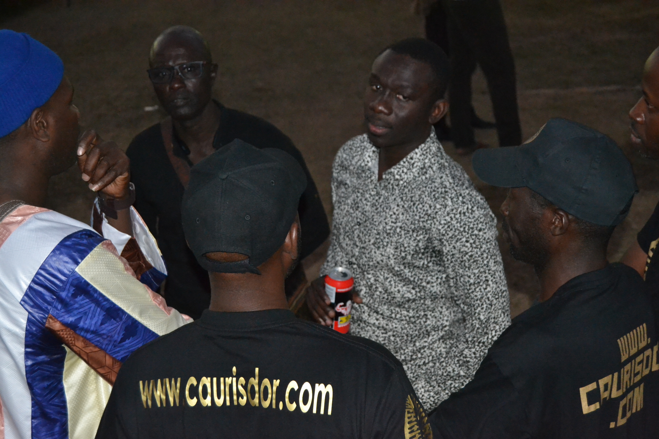 JOUR J - 01 DES CAURIS D'OR: Pape Diouf en sound check, les hôtesse en place pour le bon déroulement de la mise en place.