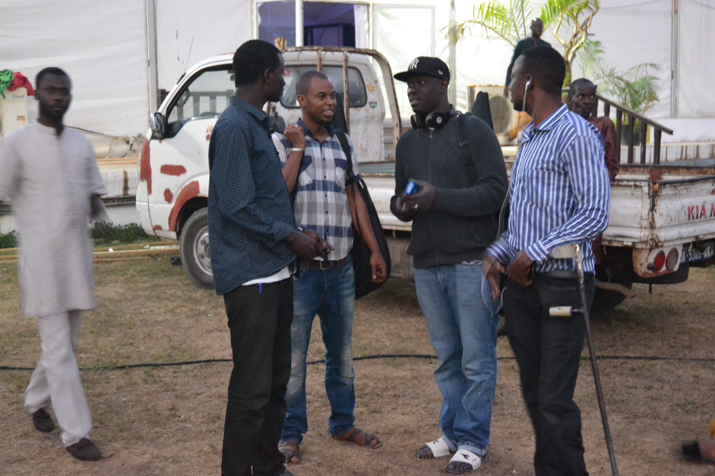 JOUR J - 01 DES CAURIS D'OR: Pape Diouf en sound check, les hôtesse en place pour le bon déroulement de la mise en place.