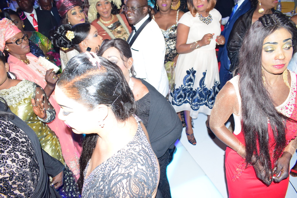 Pape Diouf fait danser le Président Mbagnick Diop à la plus prestigieuse soirée de gala de l'Afrique de l'ouest. Regardez