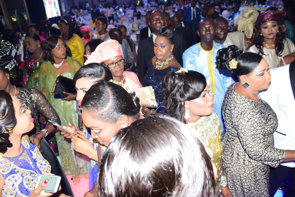 Pape Diouf fait danser le Président Mbagnick Diop à la plus prestigieuse soirée de gala de l'Afrique de l'ouest. Regardez