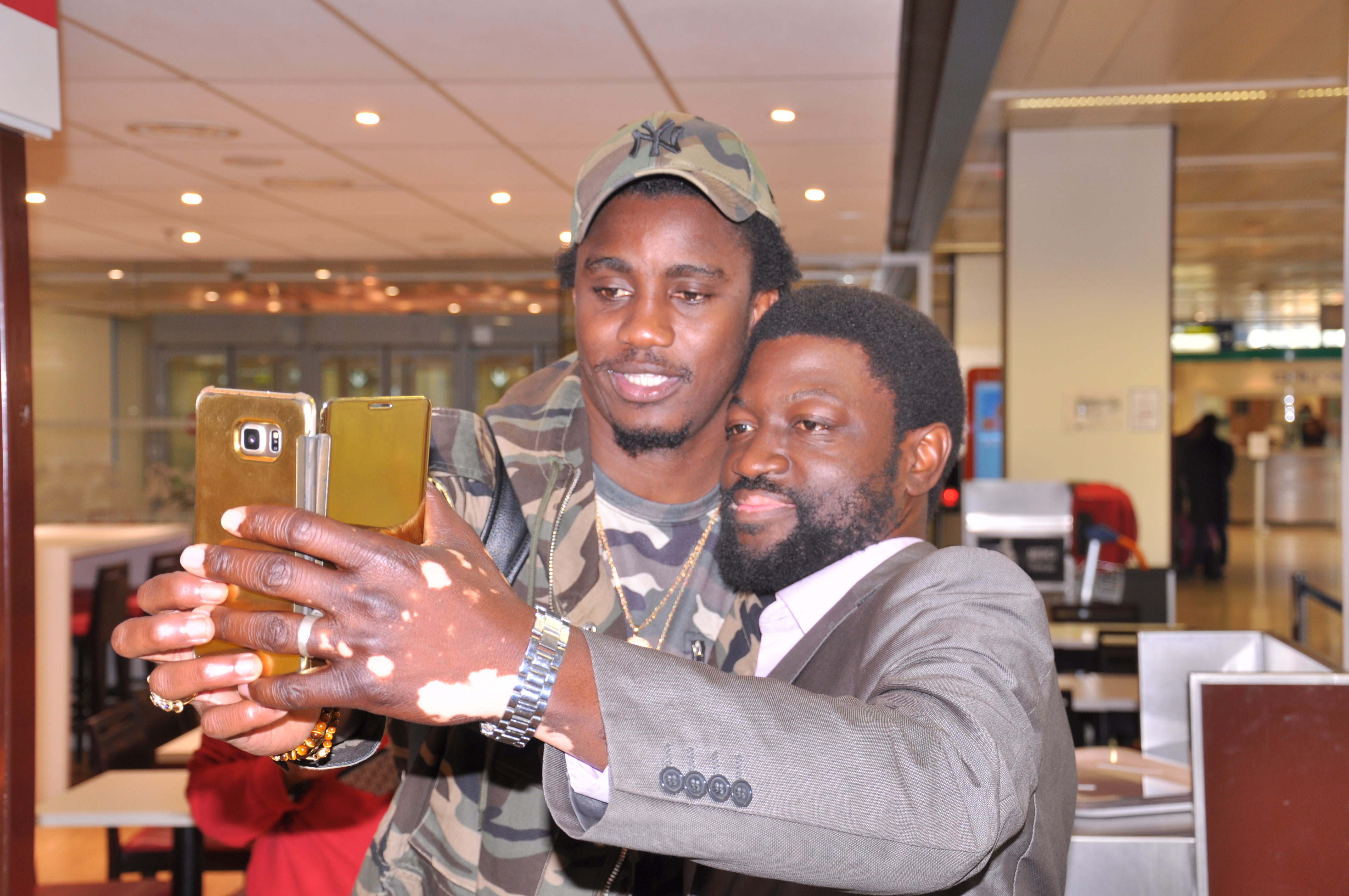 Arrivé de Waly Seck à l'aéroport Orly pour le concert du 22 avril au Dock Pullman