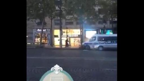 Une vidéo de la fusillade sur les Champs Elysées dévoilée: "Et là, il a sorti une kalachnikov..."