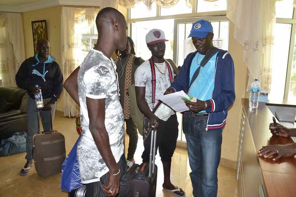 Les premiéres images du "Gala diner show" avec Pape Diouf et la génération consciente en Gambie.