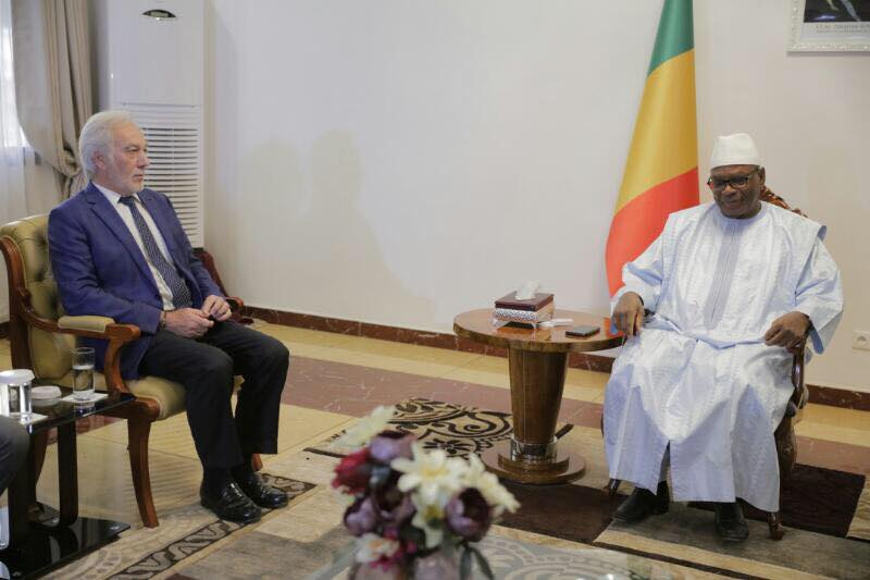 Le PDG de Eiffage Sénégal, Gérard Senac, honoré par le président du Mali.