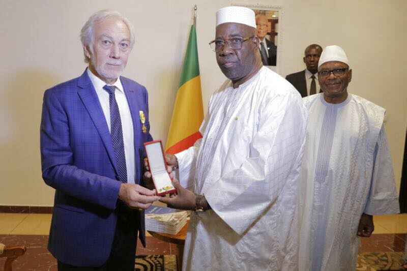 Le PDG de Eiffage Sénégal, Gérard Senac, honoré par le président du Mali.