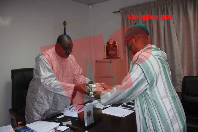 Exclusif vipeoples : Sheikh Alassane offre un sublime exemplaire du Saint Coran au Président Adama Barrow (images)