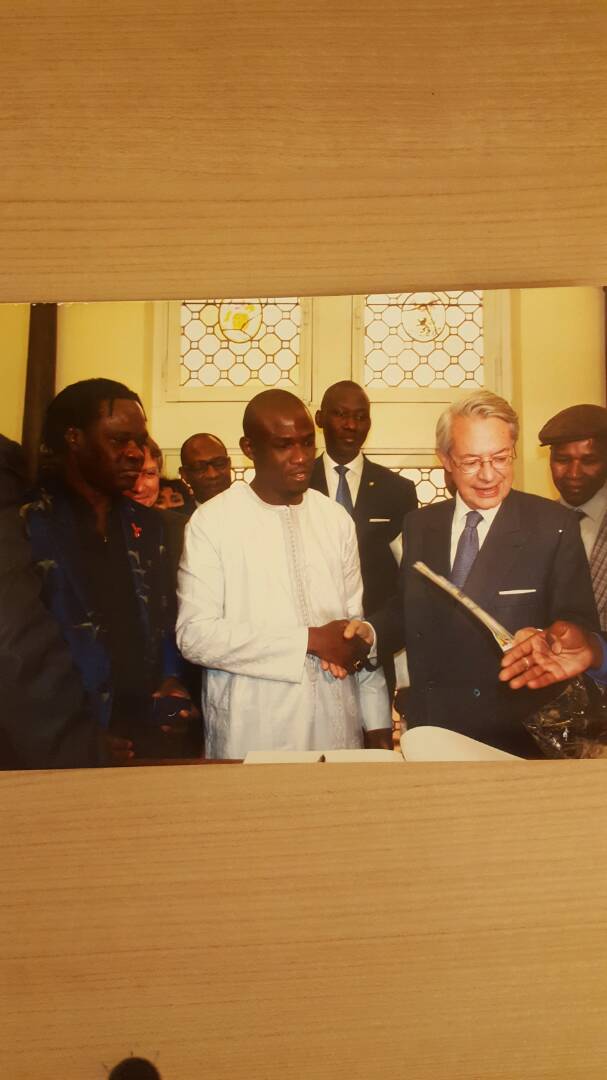 Le président de l'ADESMATS (Association des maitre tailleurs du Senegal) Moustapha Fall Bara Couture décore Baba Maal et le Maire de Compégne.