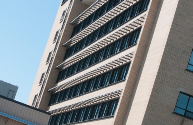 Place de l’Indépendance : un individu saute du 8e étage d’un immeuble