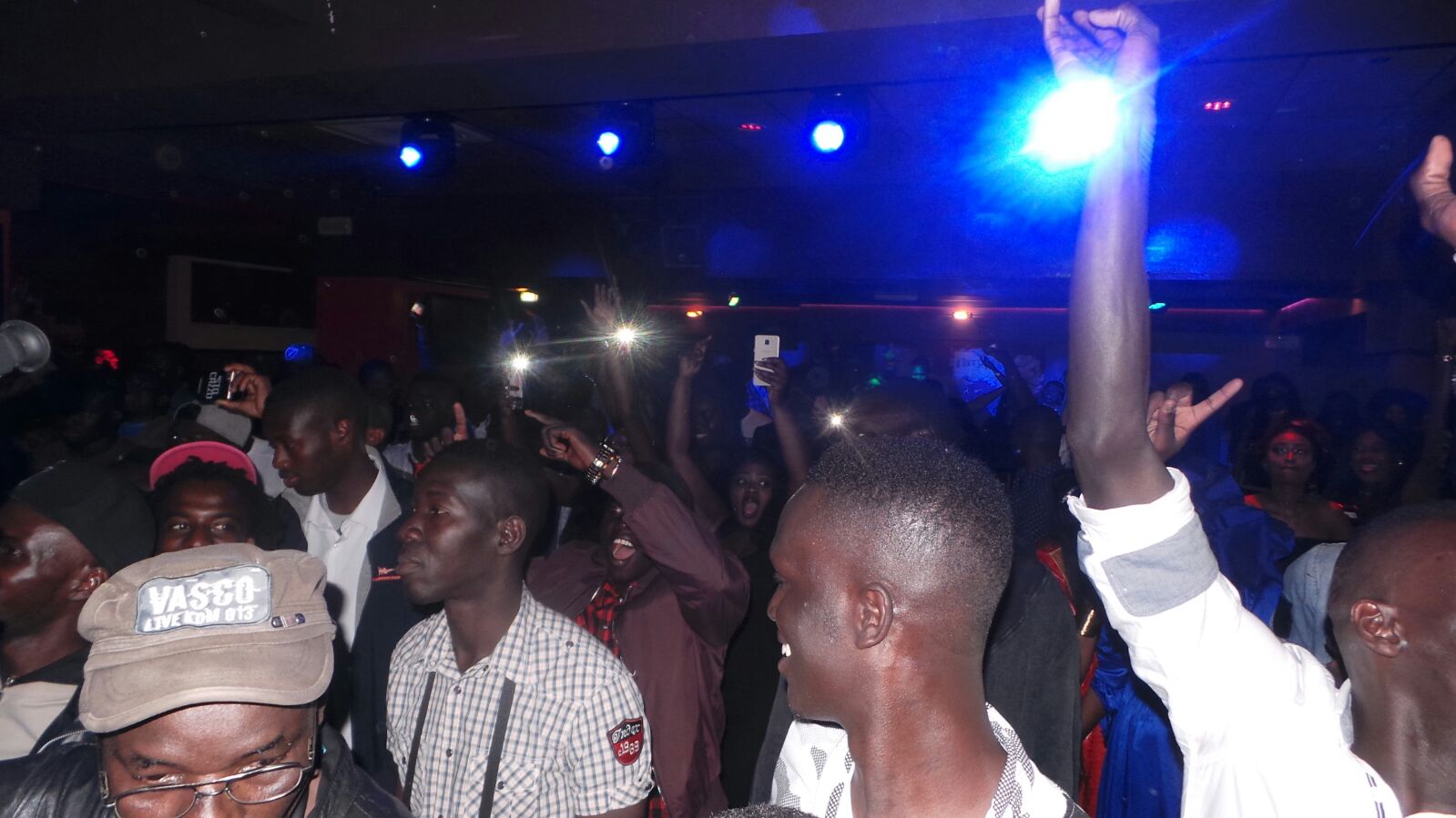 Le show de Pape Diouf et la génération consciente à Genova avant le 20 Mai au Dock Eiffel de Paris. En images.