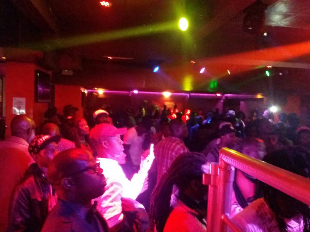 Le show de Pape Diouf et la génération consciente à Genova avant le 20 Mai au Dock Eiffel de Paris. En images.