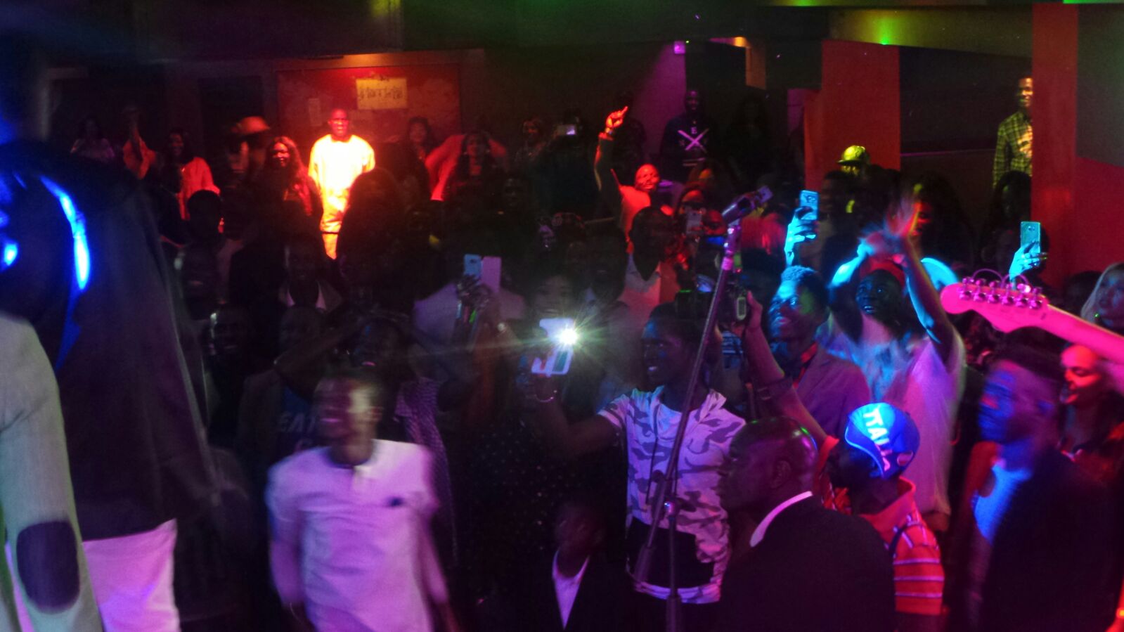 Le show de Pape Diouf et la génération consciente à Genova avant le 20 Mai au Dock Eiffel de Paris. En images.