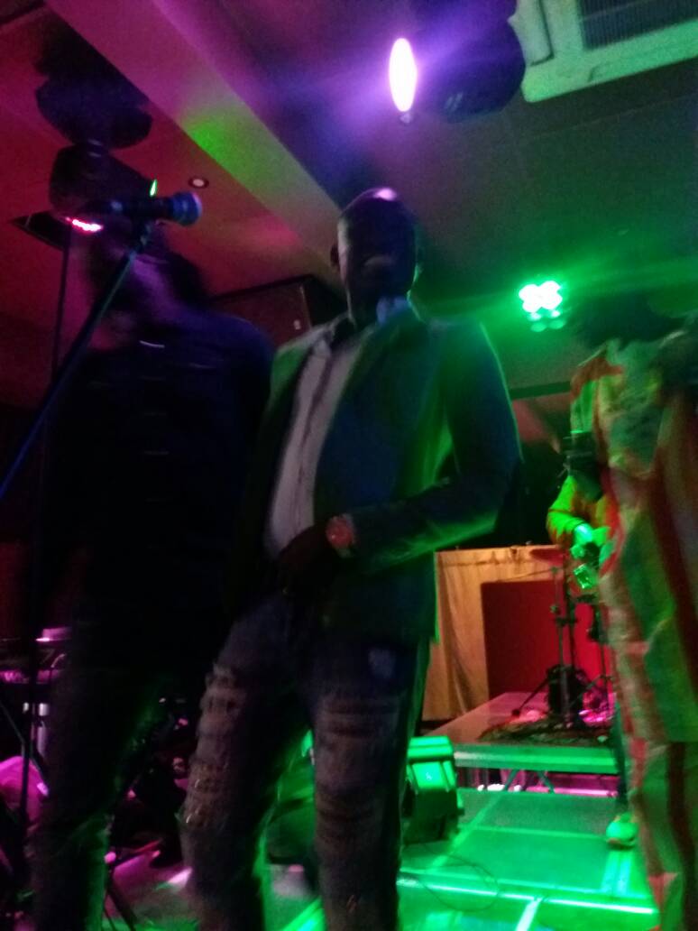 Le show de Pape Diouf et la génération consciente à Genova avant le 20 Mai au Dock Eiffel de Paris. En images.