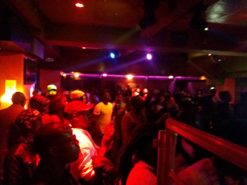 Le show de Pape Diouf et la génération consciente à Genova avant le 20 Mai au Dock Eiffel de Paris. En images.