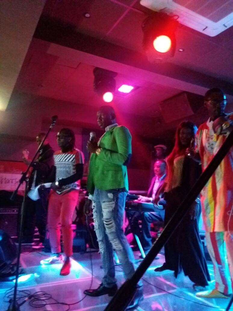 Le show de Pape Diouf et la génération consciente à Genova avant le 20 Mai au Dock Eiffel de Paris. En images.