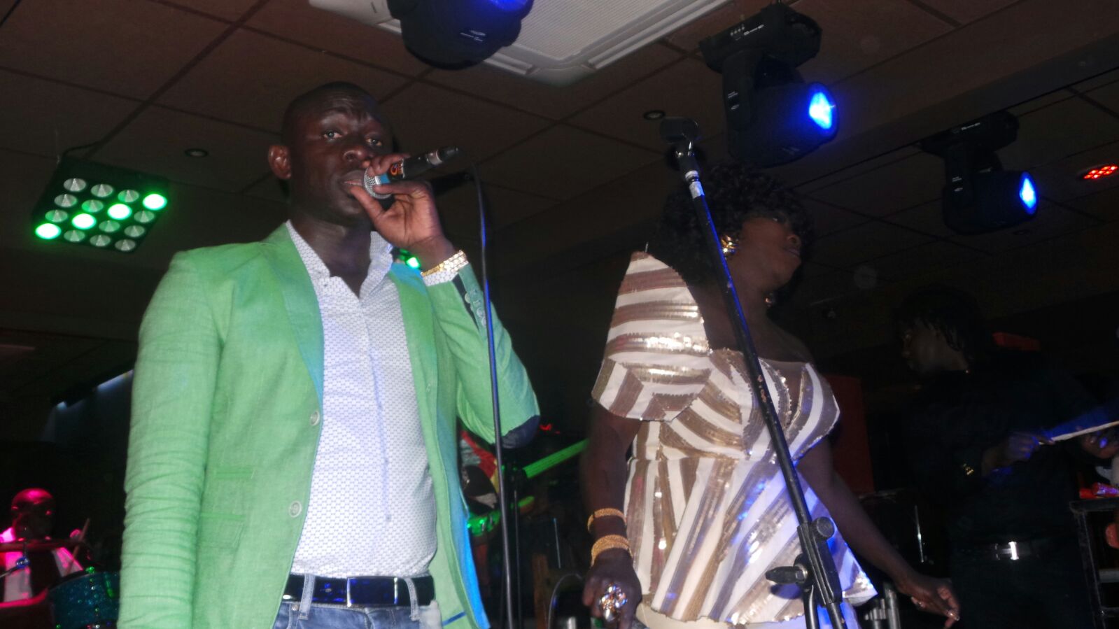 Le show de Pape Diouf et la génération consciente à Genova avant le 20 Mai au Dock Eiffel de Paris. En images.