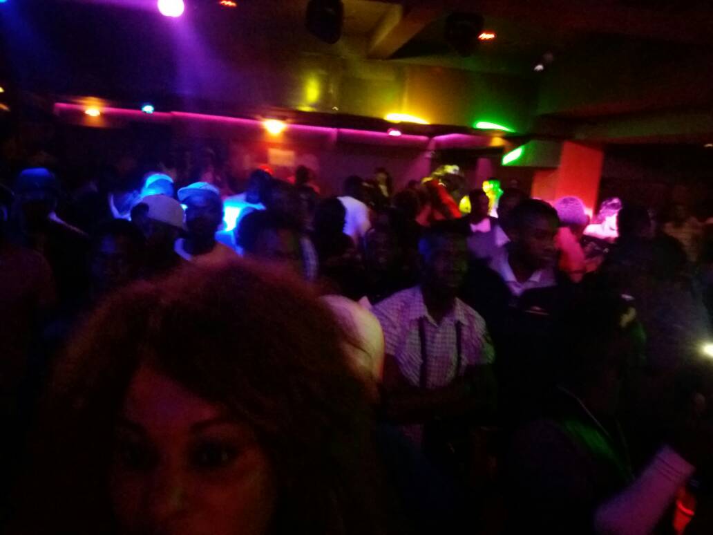 Le show de Pape Diouf et la génération consciente à Genova avant le 20 Mai au Dock Eiffel de Paris. En images.