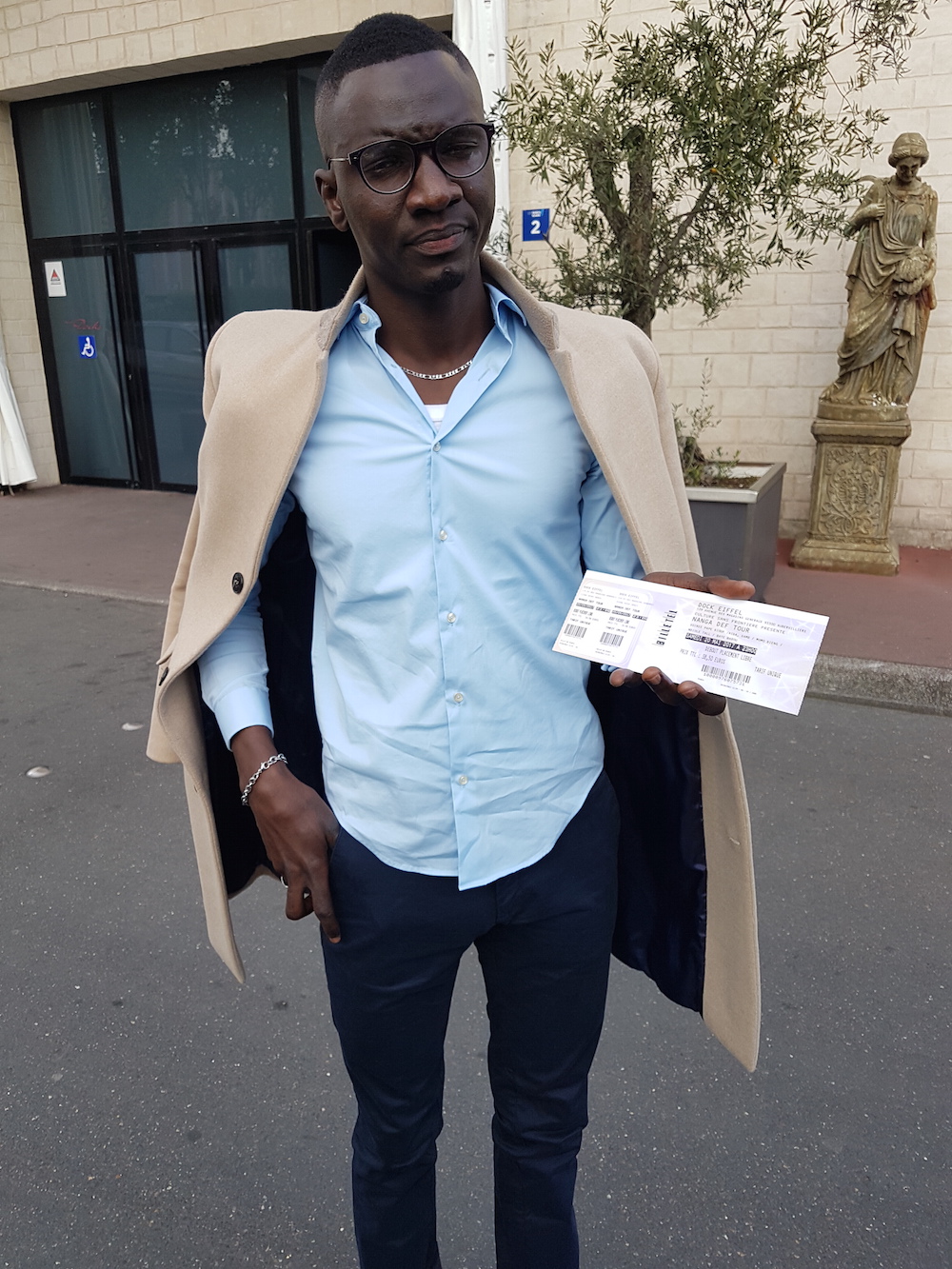JOUR J -05 Pape Diouf au Dock Eiffel pour la nuit de la diaspora, reservez vos billet chez Baye Fall café Touba 45 rue Doudeauville, Resto Khelcome chez Kissma, Senegal Beauté chez Pape samb Boulevard Chateau d'Eau.