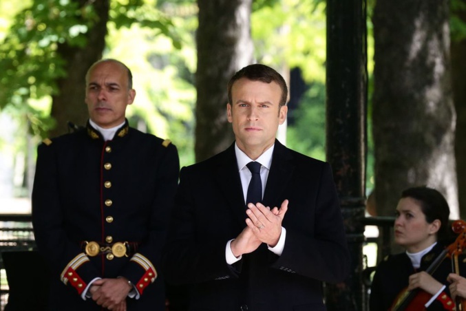 Découvrez le prix du costume d'Emmanuel Macron pour la passation de pouvoir