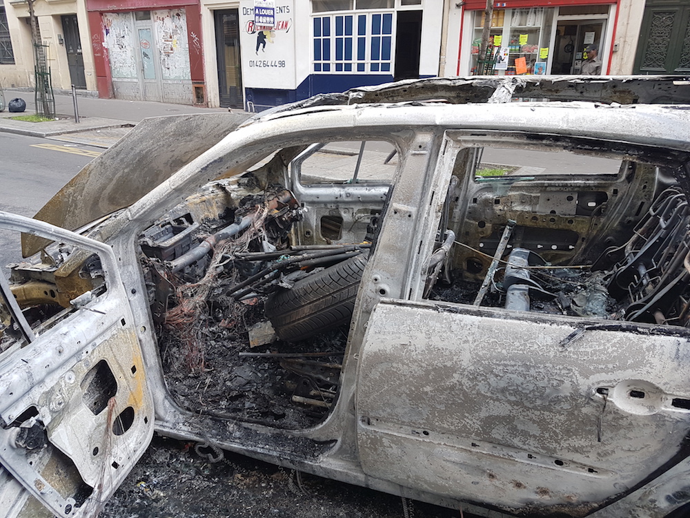 Cette voiture prend feu en plein jour sur la rue Doudeauville.